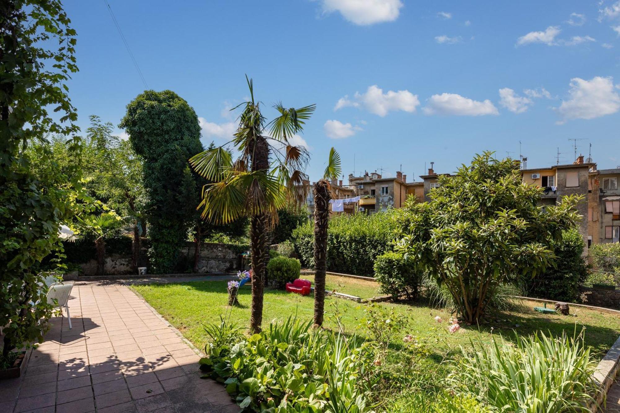 City Apartment With Garden - Happy Rentals غييكا المظهر الخارجي الصورة