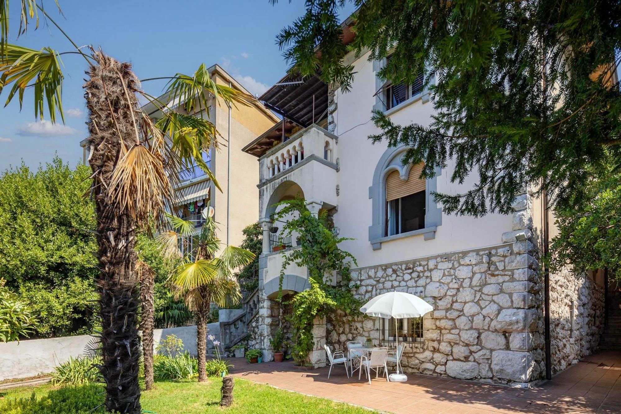 City Apartment With Garden - Happy Rentals غييكا المظهر الخارجي الصورة
