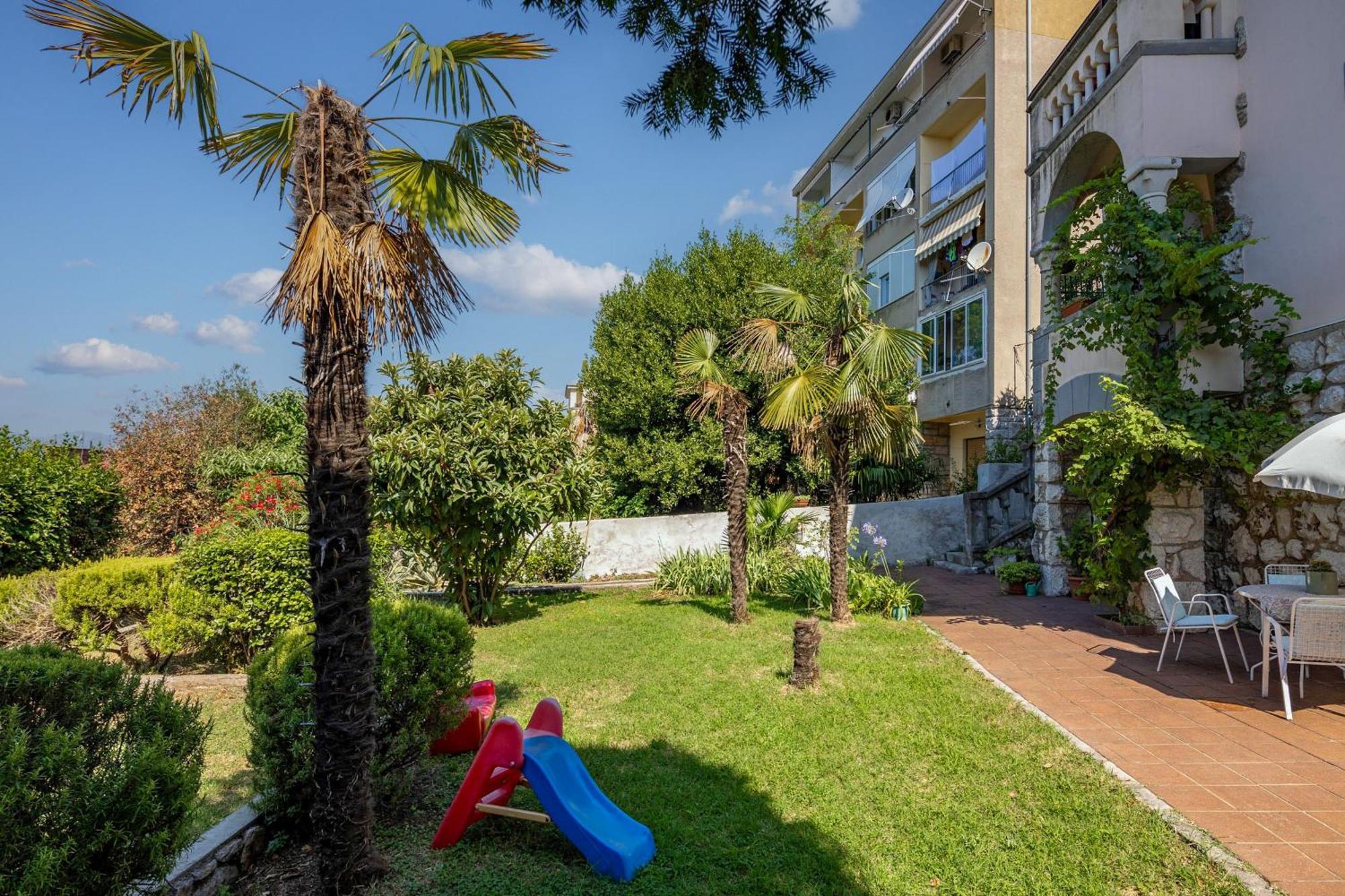 City Apartment With Garden - Happy Rentals غييكا المظهر الخارجي الصورة