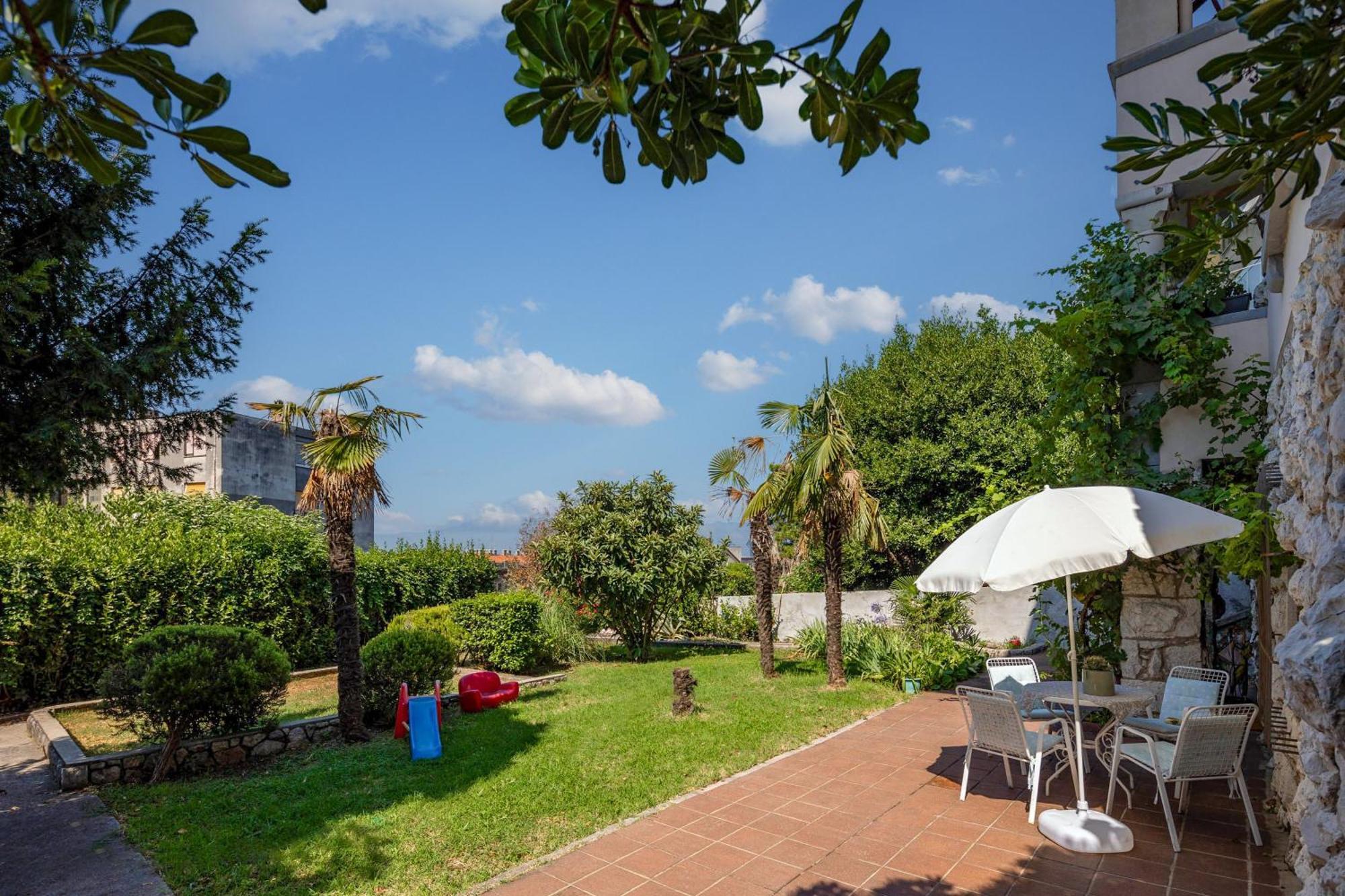 City Apartment With Garden - Happy Rentals غييكا المظهر الخارجي الصورة